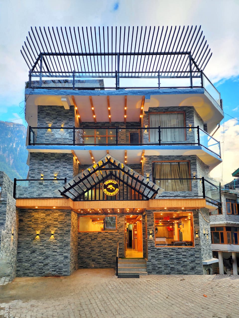 Hotel Rosewood Manali - Best Family Hotel near Mall Road